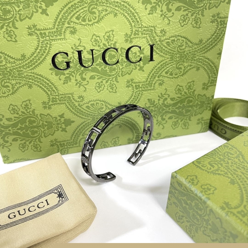 G*u*i bracelets